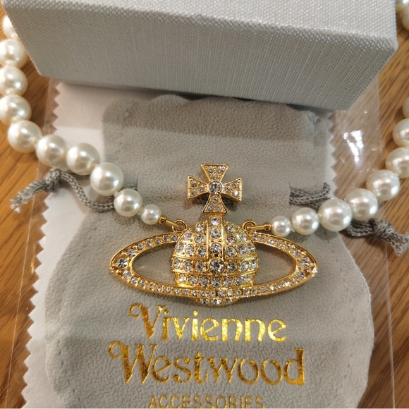 💎🪐Beautiful🪐💎Vivienne Westwood LARGE Bas Relief Pearl Necklace - Picture 2 of 7